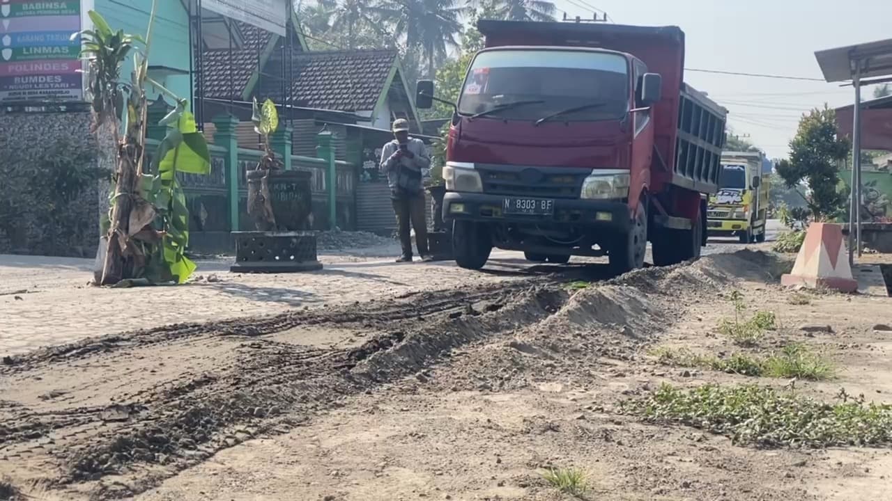 Janji Perbaikan Belum Ditepati, Warga Karangrejo Tanam Pohon Lagi di Jalan Rusak