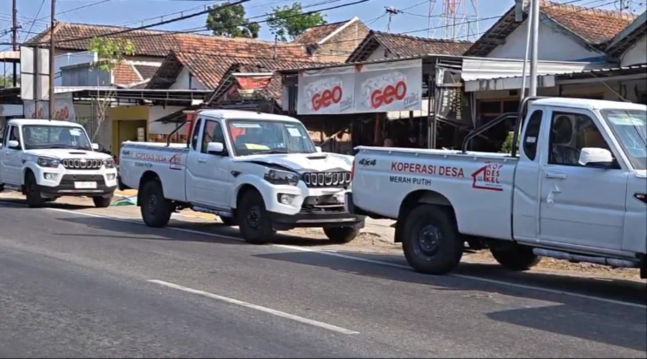 Diduga Sopir Ngantuk, Pikap Kopdes Merah Putih Tabrak Bis Peziarah di Ponorogo