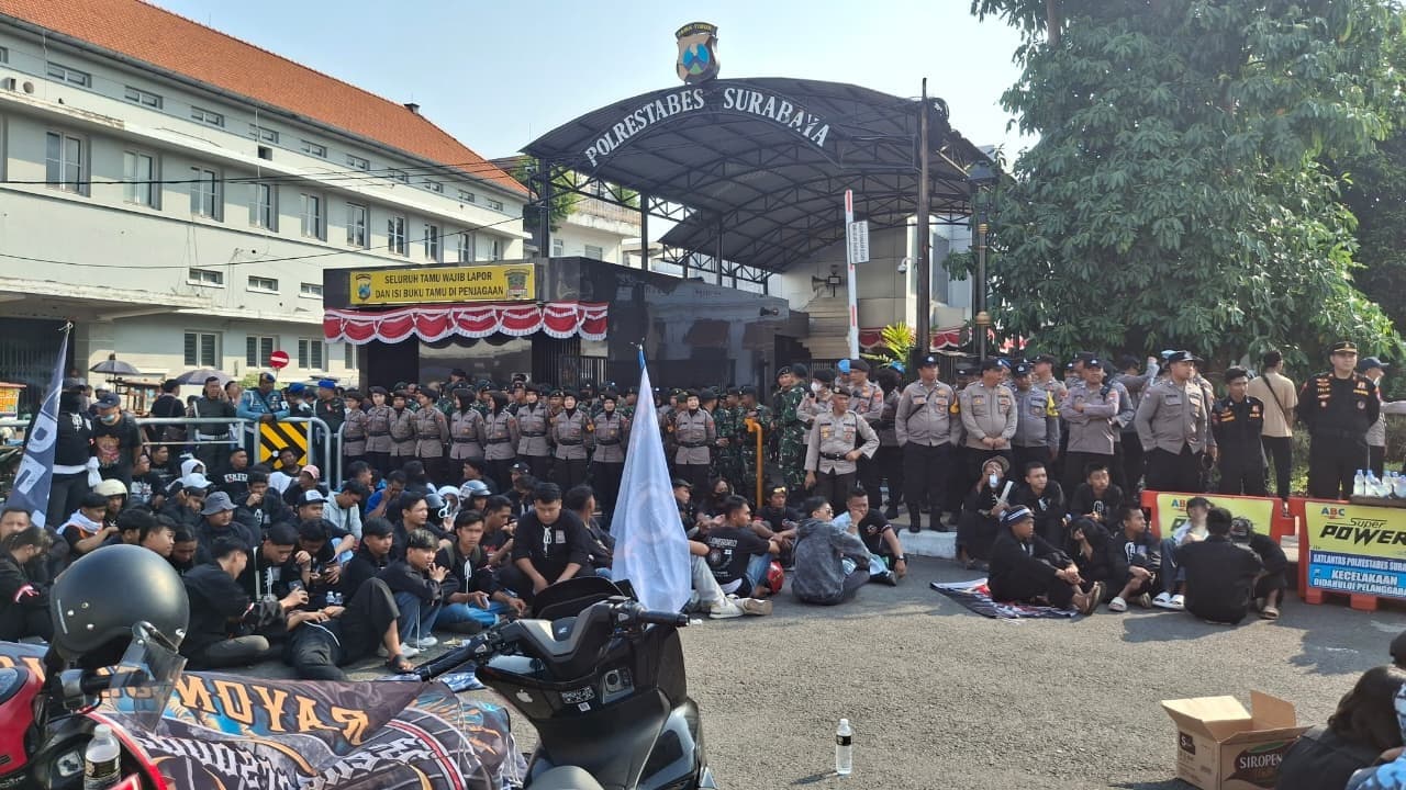 Massa PSHT Batal ke Markas DC, Geruduk Polrestabes Surabaya