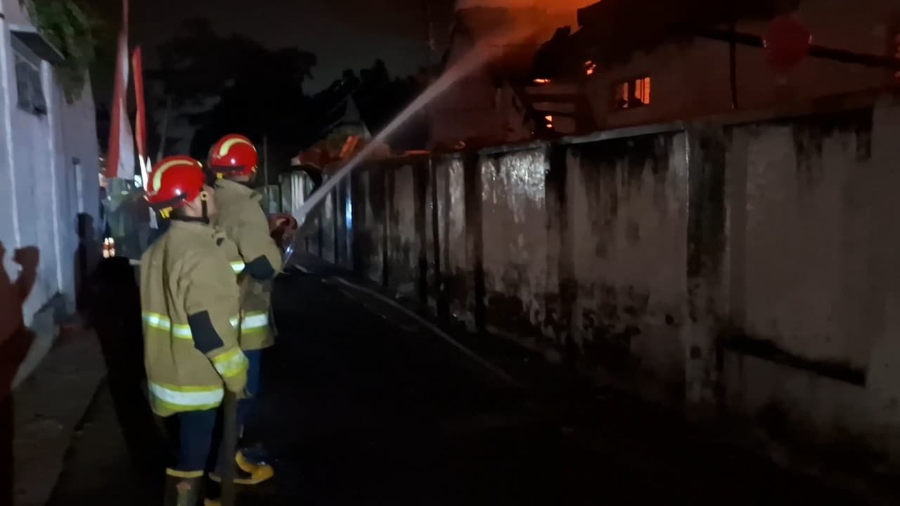 Diduga Korsleting Rice Cooker, Rumah di Pesantren Kota Kediri Ludes Terbakar, Kerugian Capai Ratusan Juta