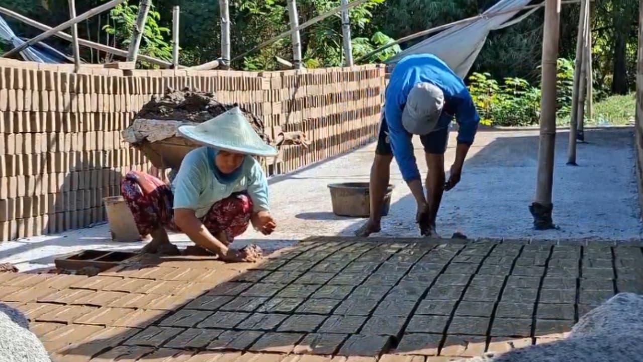 Produksi Batu Bata Meningkat Saat Kemarau, Pengrajin Madiun Keluhkan Sulitnya Tanah