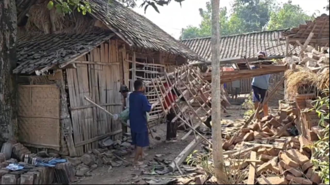 Tak Ada Angin atau Hujan, Rumah Lansia di Ponorogo Roboh