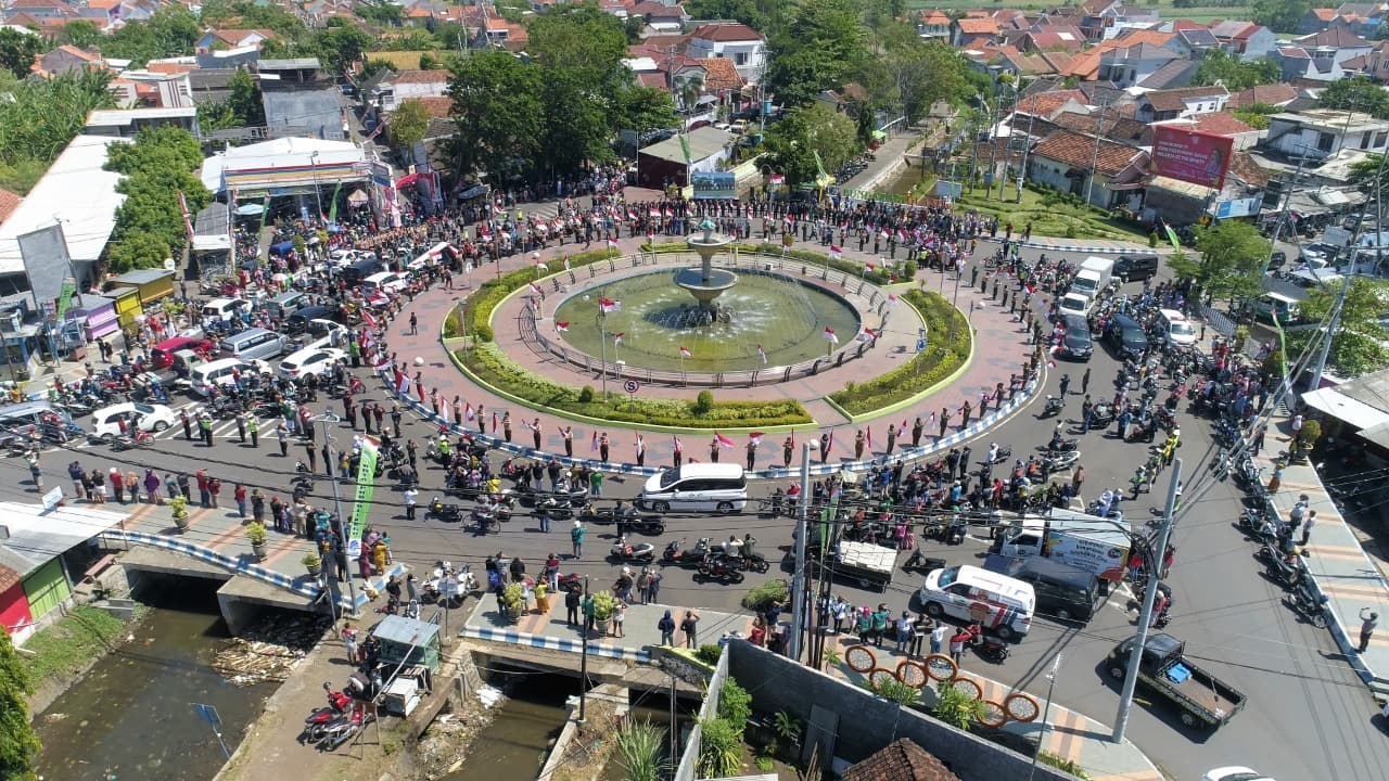 Jalan Kampung Disulap Jadi Catwalk, Warga Probolinggo Tampil Anggun Berbalut Batik