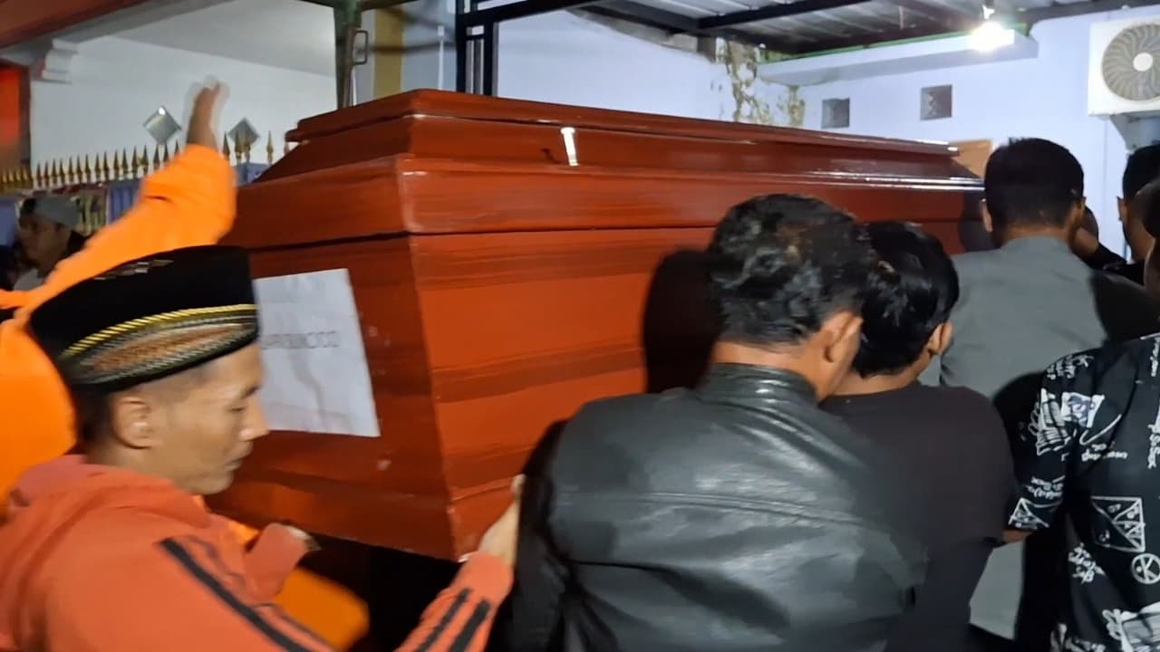 Korban Kebakaran KMP Mutiara Sentosa II Asal Tulungagung Dimakamkan, Rekan Ungkap Rencana Nikah Tahun Ini