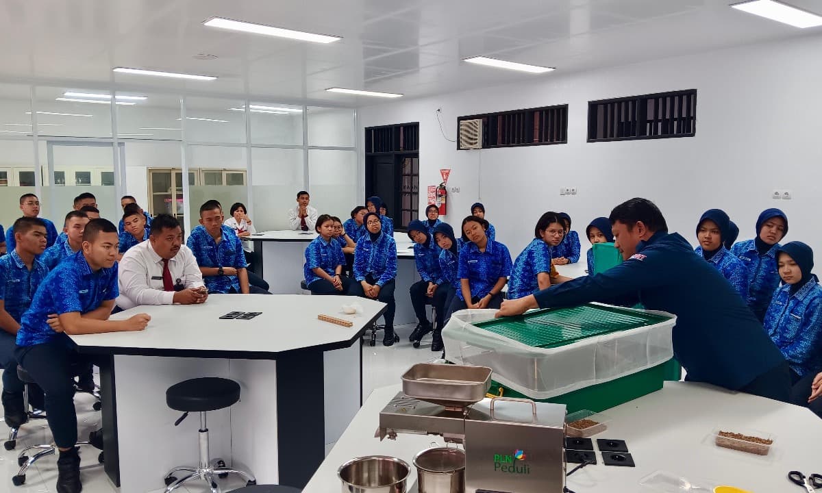 Wujudkan Transisi Energi, PLN Bekali Pelajar SMA Keterampilan Energi Terbarukan