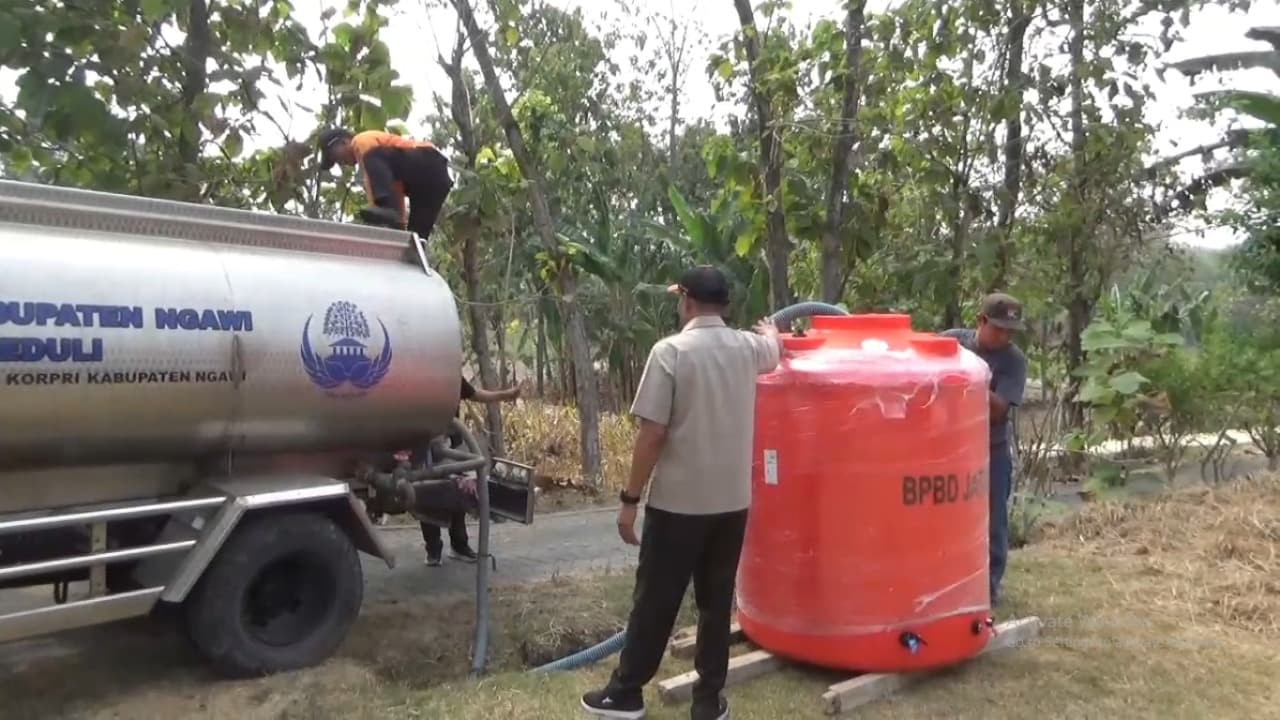 Ratusan Warga Terdampak Kekeringan, BPBD Ngawi Mulai Distribusikan Air Bersih