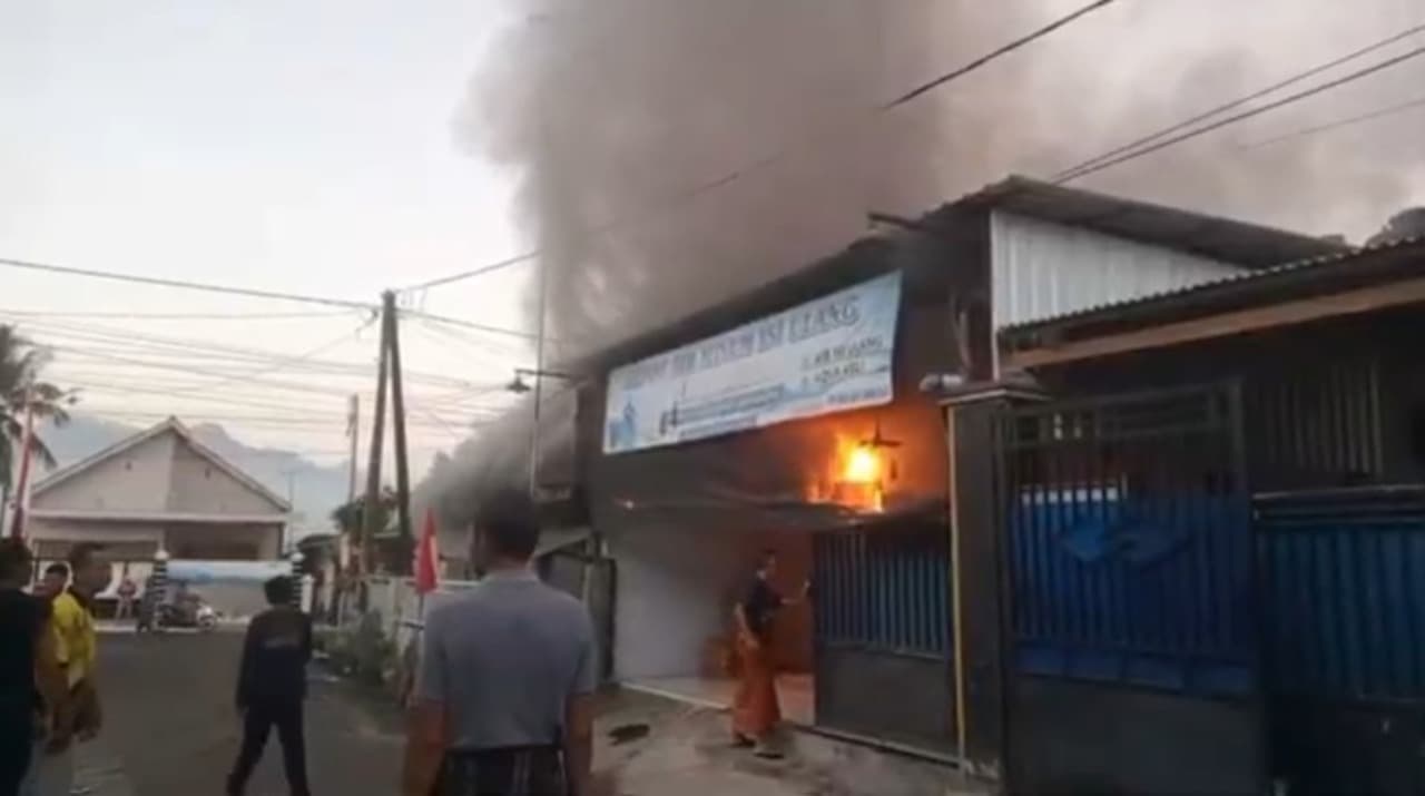 Percikan Api dari Bensin Eceran Sulut Kebakaran Rumah dan Toko di Blitar, Tiga Orang Alami Luka Bakar