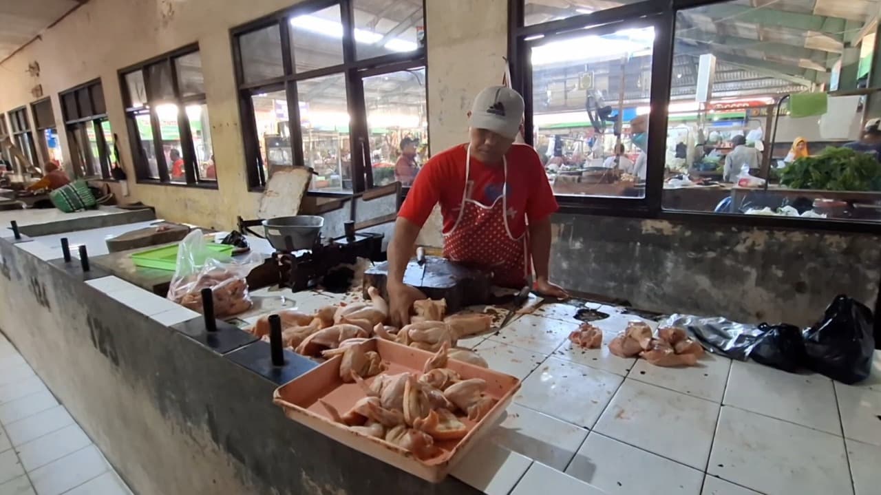 Harga Daging Ayam Tembus Rp 34 Ribu per Kg, Pedagang Kediri Sebut Dipicu Aktifnya Lagi MBG