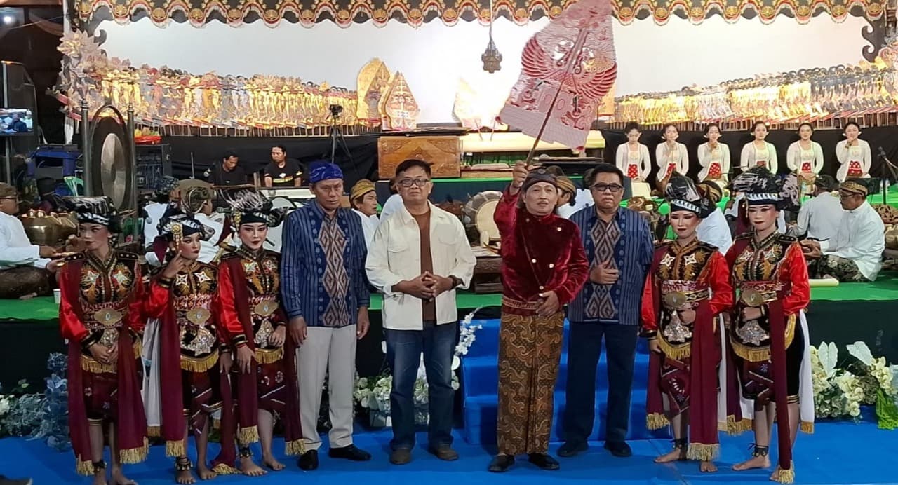 Pagelaran Wayang Kulit dan Penganugerahan Unit Kerja Unggul Dalam Rangkaian Dies Natalis ke-49 UNP Kediri