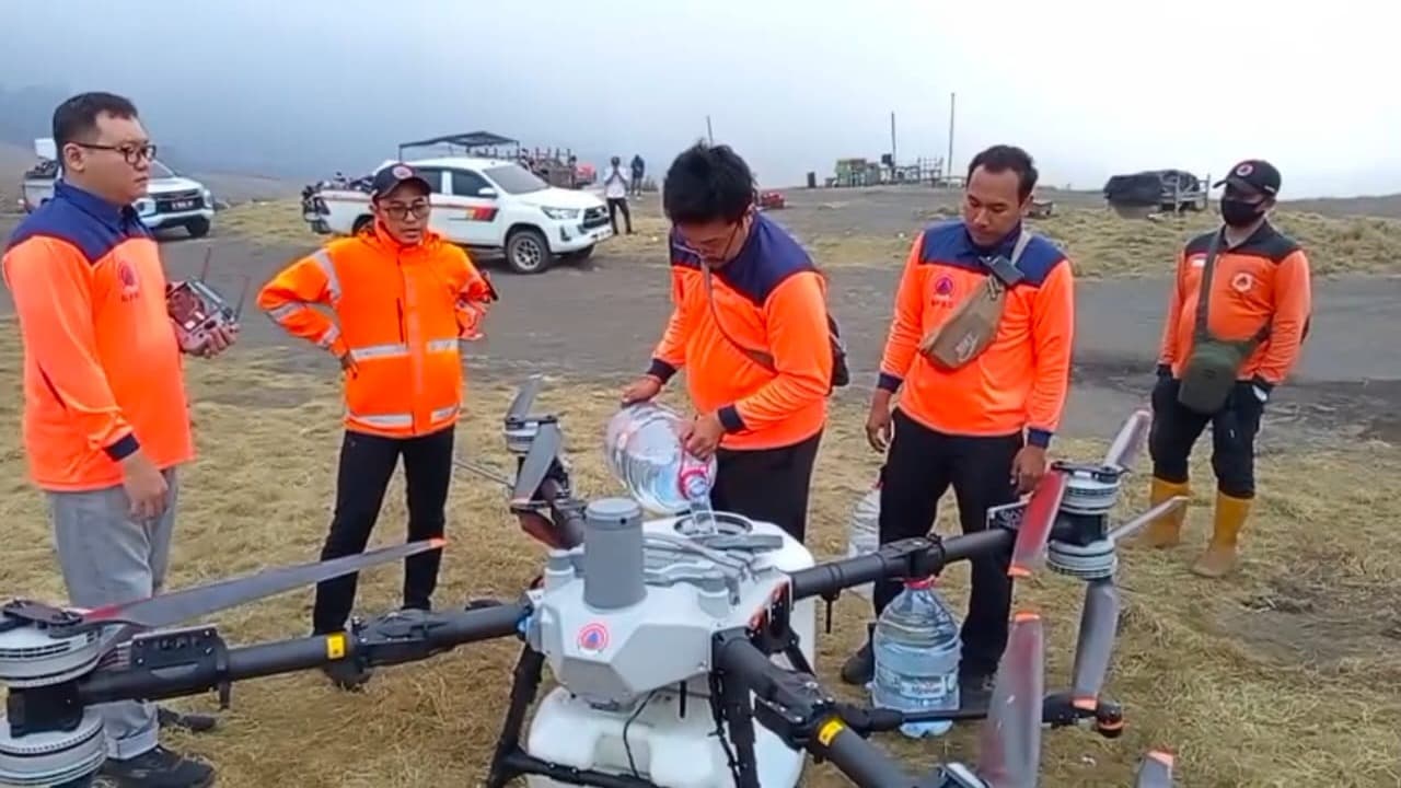 Tim BPBD Jatim Kerahkan Drone Water Spray dan Truk Padamkan Api Karhutla di Gunung Bromo