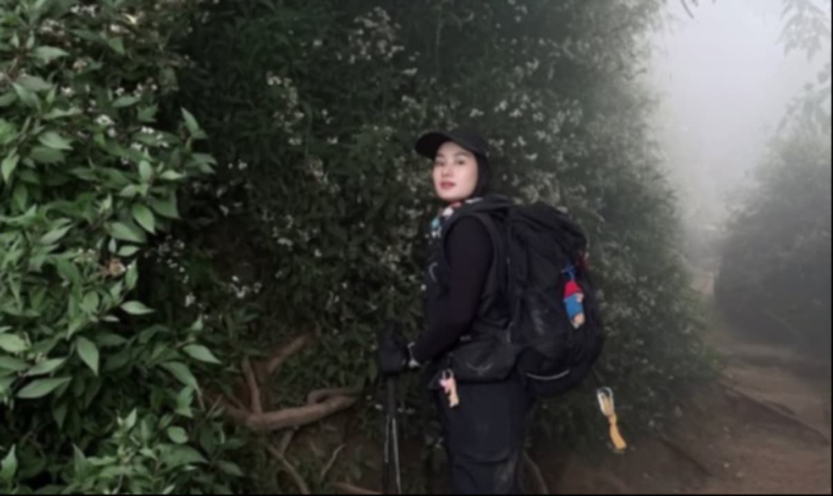 Dinda Hauw Bagikan Momen "Merbabu Dump," Ngaku Lebih Capek Dibanding Gunung Sumbing
