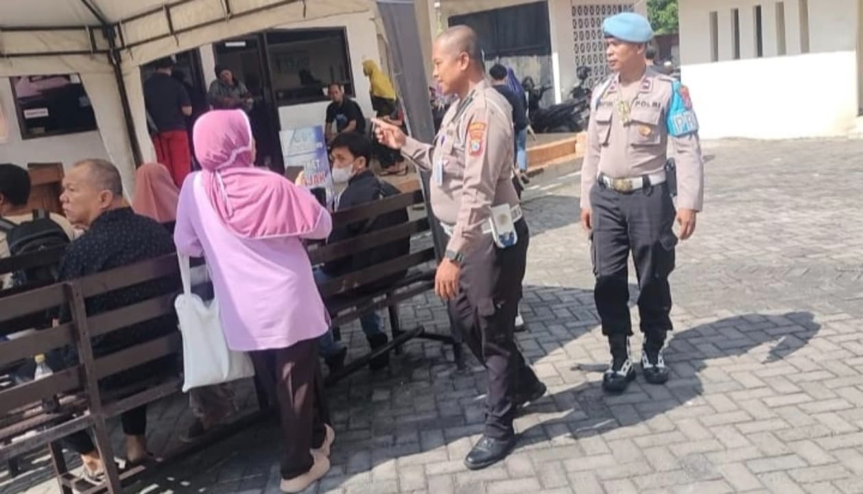 Gelar Patroli Humanis, Satlantas Polresta Sidoarjo Dampingi Wajib Pajak di Samsat