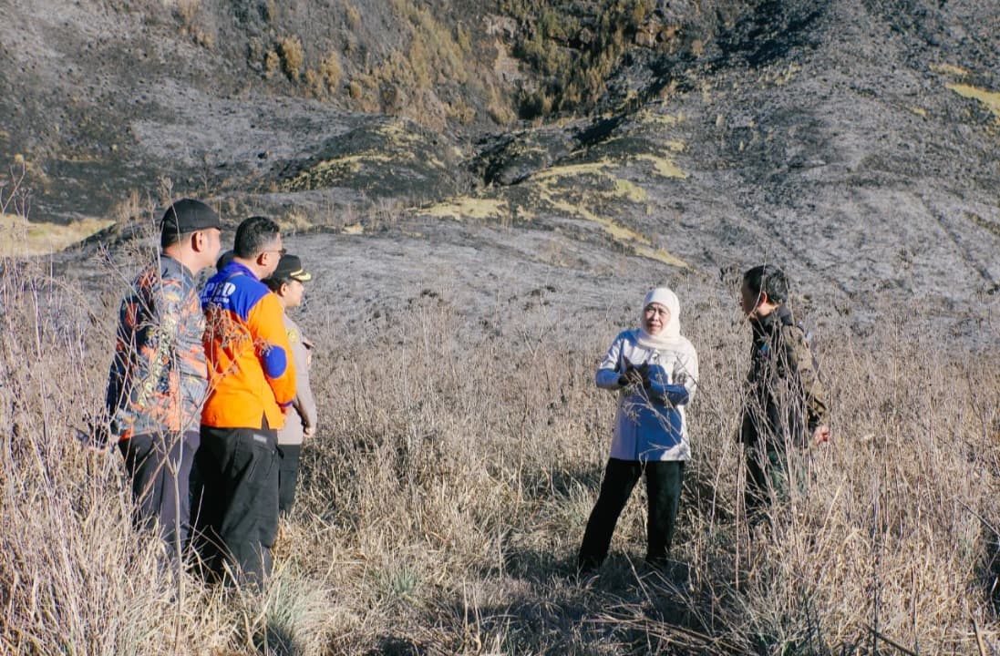 Gubernur Khofifah Instruksikan Percepat Operasi Padamkan Api di Wisata Bromo