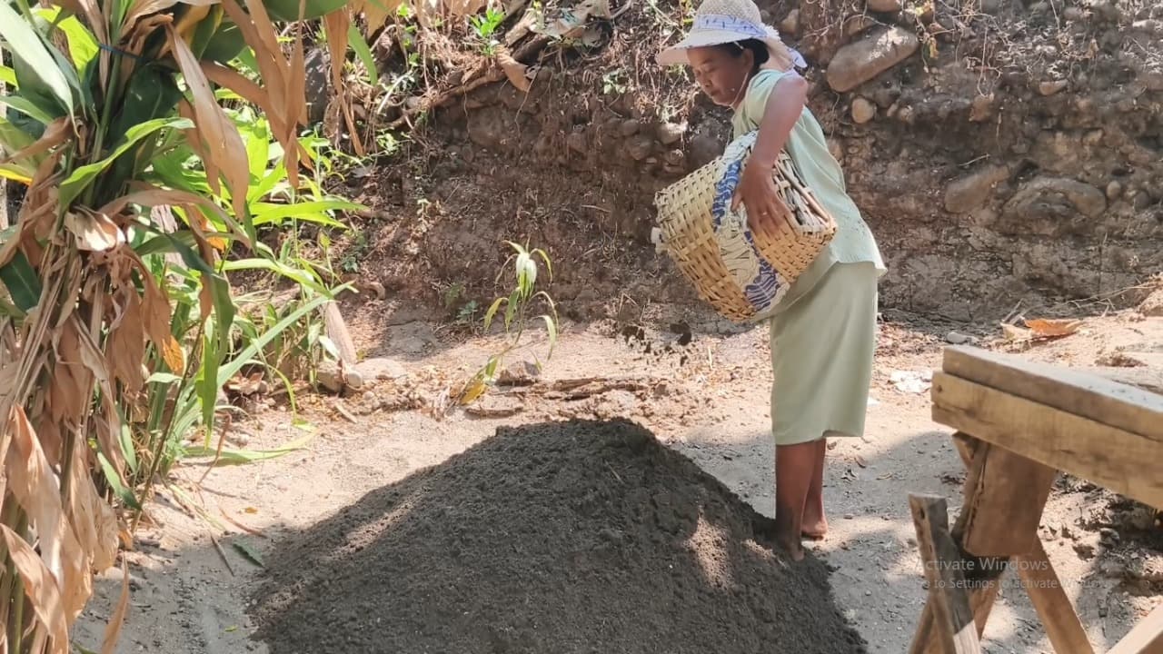 Tergerus Zaman dan Musim Kemarau, Penambang Pasir Tradisional Makin Langka