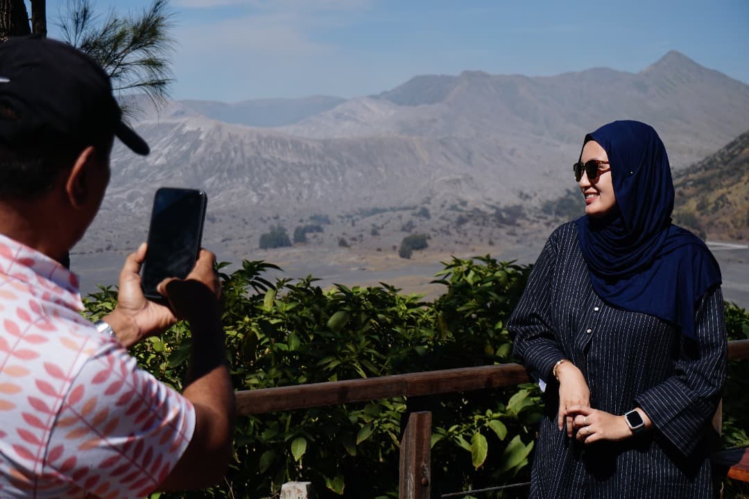 Kawasan Bromo Terbakar, Wisatawan Tetap Bisa Menikmati Pesona dari Ketinggian