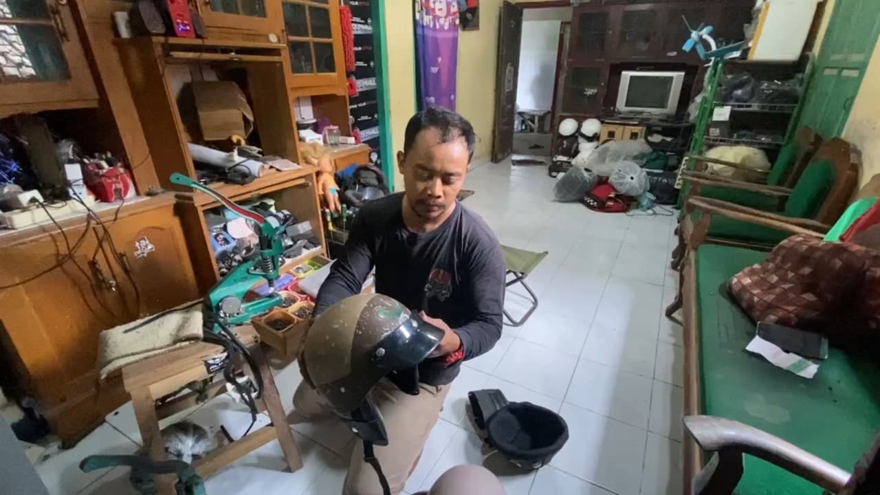 Berburu Helm Jadul, Pria Blitar Sulap Hobi Jadi Bisnis Menguntungkan