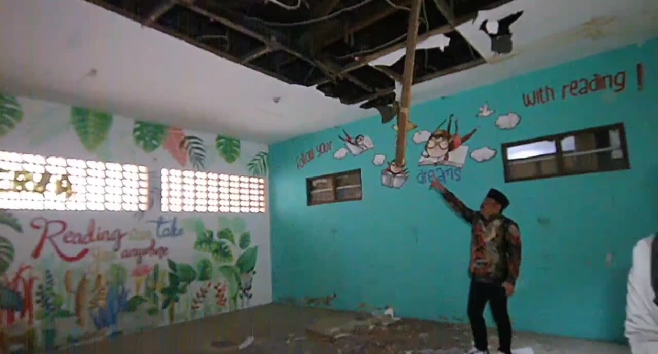 Atap Perpustakaan SDN Pucang 1 Sidoarjo Ambrol Dimakan Rayap, 4 Ruangan Rusak Parah