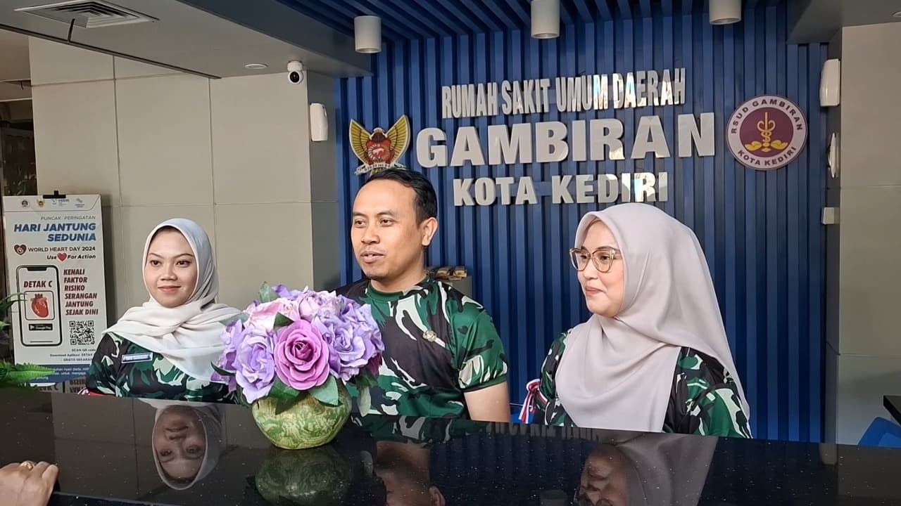 Pakai Baju Doreng dan Pita Merah Putih, Nakes RSUD Gambiran Kota Kediri Rayakan Kemerdekaan RI