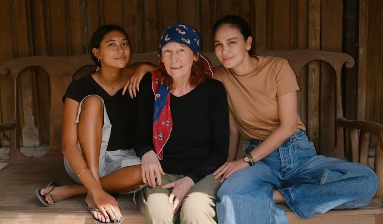 Potret Kedekatan Luna Maya dan Sang Ibu, Rayakan Hari Jadi Desa Maya Waltraud Maiyer dalam Kesederhanaan
