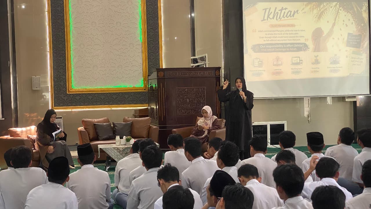 Hadapi Gempuran Paylater dan Transaksi Digital, ITS Bekali Pelajar Literasi Keuangan Syariah