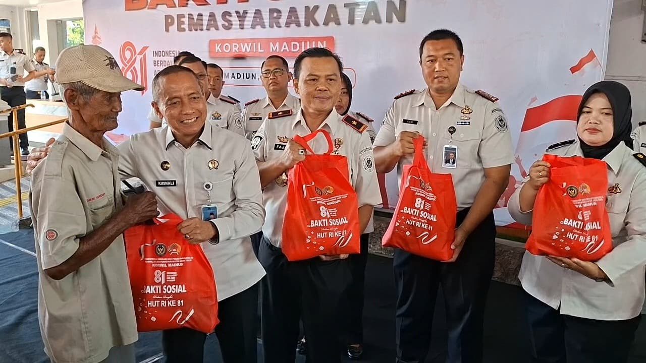 Baksos HUT RI ke-81, LAPAS Kelas 1 Madiun Bagikan Ratusan Paket Bantuan Kepada Masyarakat Sekitar