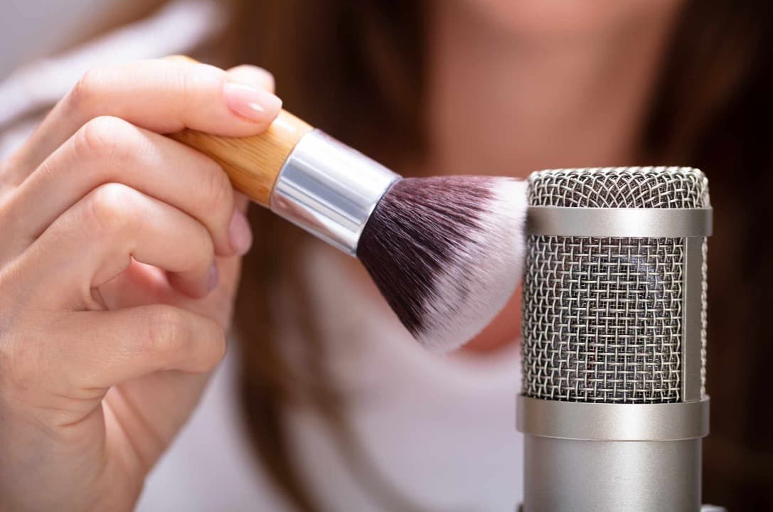 Sains di Balik ASMR: Kenapa Suara Ketukan & Bisikan Bikin Otak Merasa "Geli" dan Rileks?