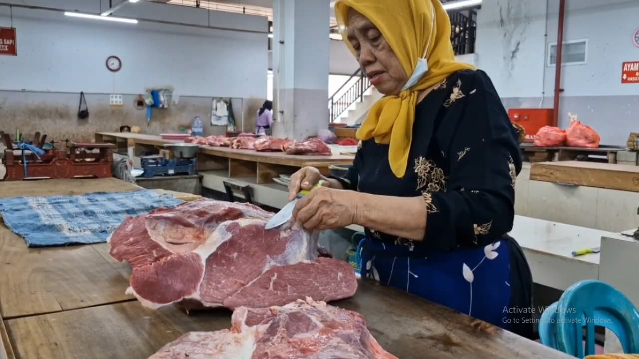 Harga Naik, Daging Sapi di Pasar Legi Tembus Rp150 Ribu per Kilogram