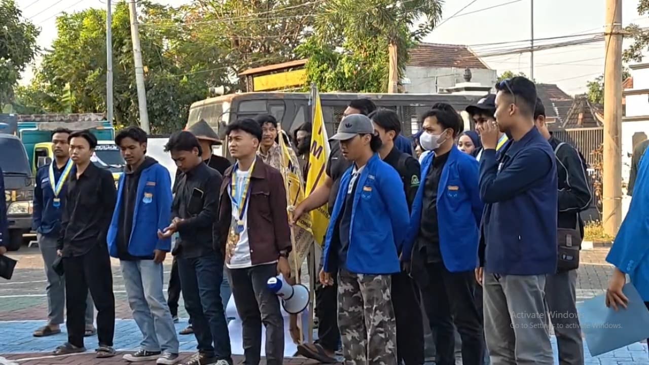 Dukung Kajari Berantas Korupsi, Mahasiswa Beri Buket Berisi Cotton Bud hingga Betadine