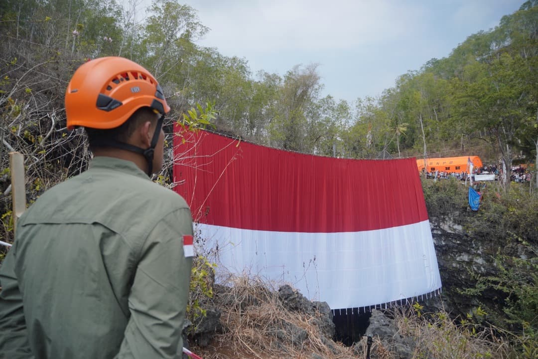 Pengibaran Bendera di Luweng Ombo Pacitan, Goa Terdalam se-Pulau Jawa