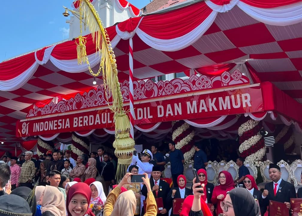 Pimpin Upacara HUT ke-81 RI, Wali Kota Eri Dorong Pemuda Aktif Bangun Surabaya