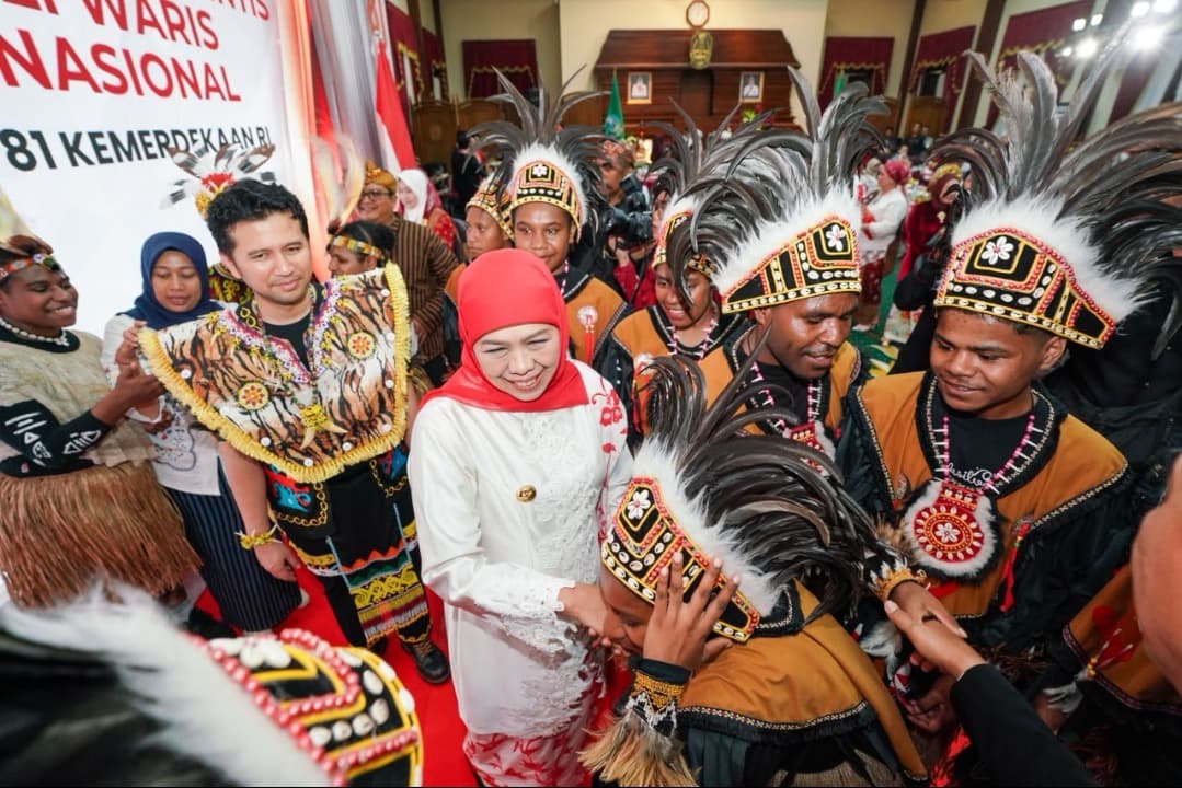 Pimpin Upacara HUT Ke-81 RI, Gubernur Khofifah Ajak Masyarakat Jatim Do'akan Korban Bencana Alam