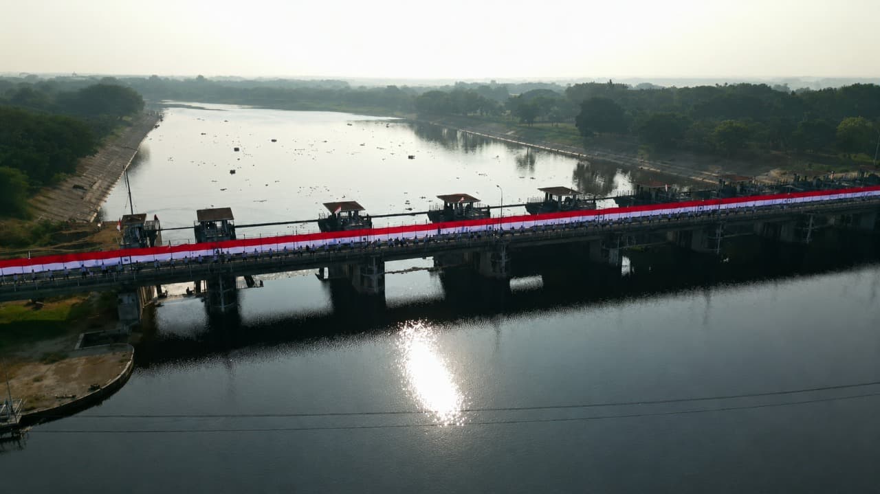 Rayakan HUT ke-81 RI, Warga Lamongan Bentangkan Bendera Merah Putih 180 Meter