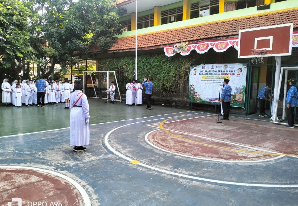 Upacara HUT ke-81 RI, Keyboardist Siswa Kelas 6 Iringi Paduan Suara SDN Jemur Wonosari 1 Surabaya
