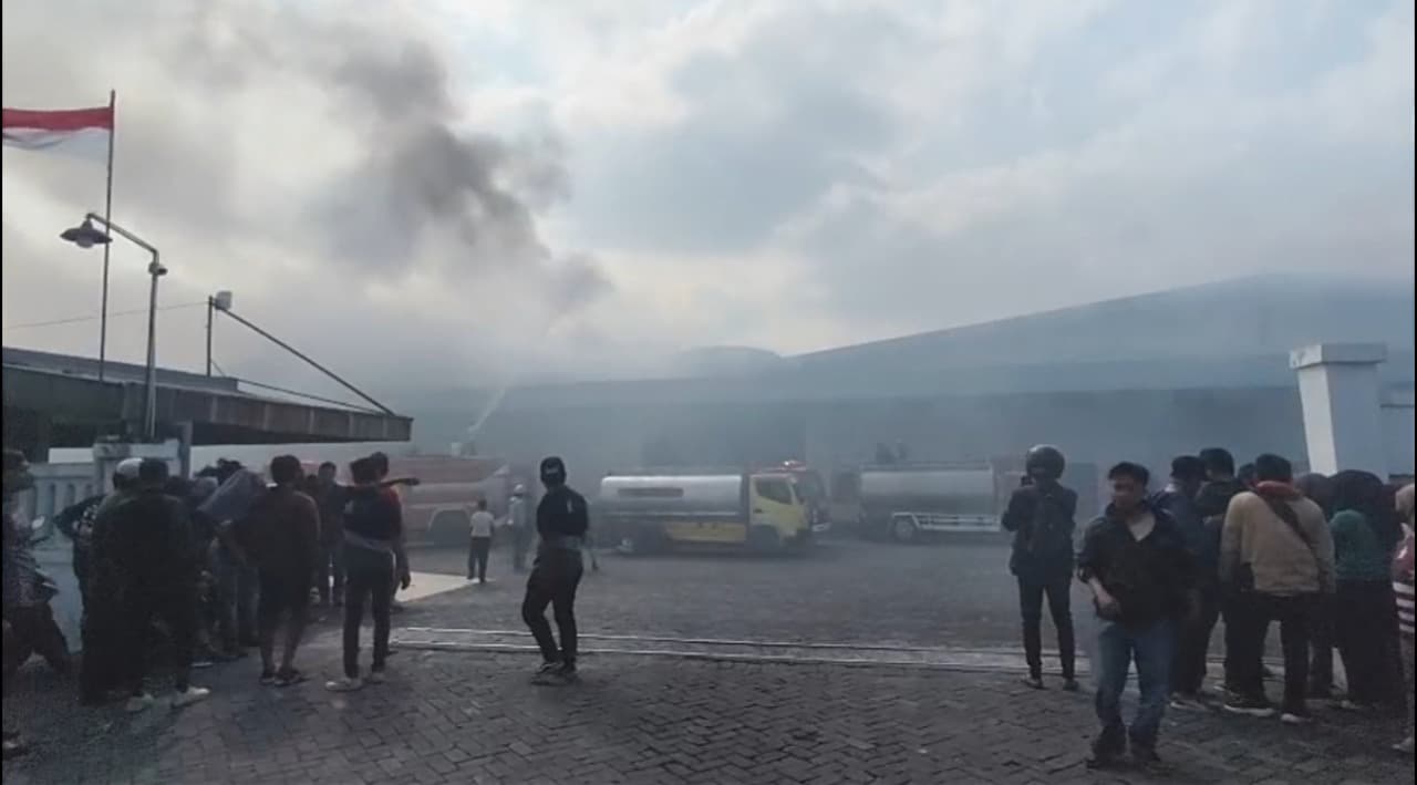 Panel Listrik Konslet, Pabrik Mie Telur di Ngoro Mojokerto Terbakar