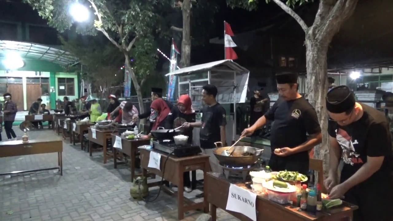 Semarak HUT RI, Warga Berkostum Unik Adu Kreasi Masak Nasi Goreng