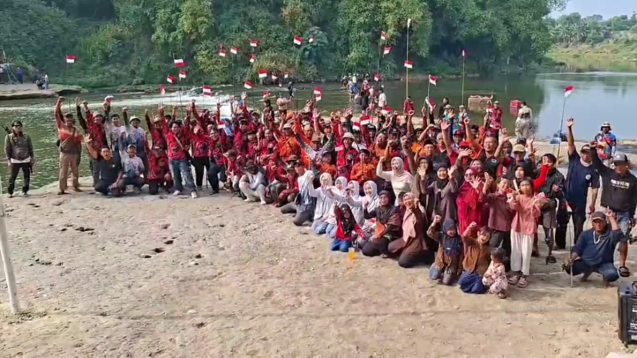 Ratusan Pemancing Gelar Upacara di Aliran Sungai Bengawan Madiun
