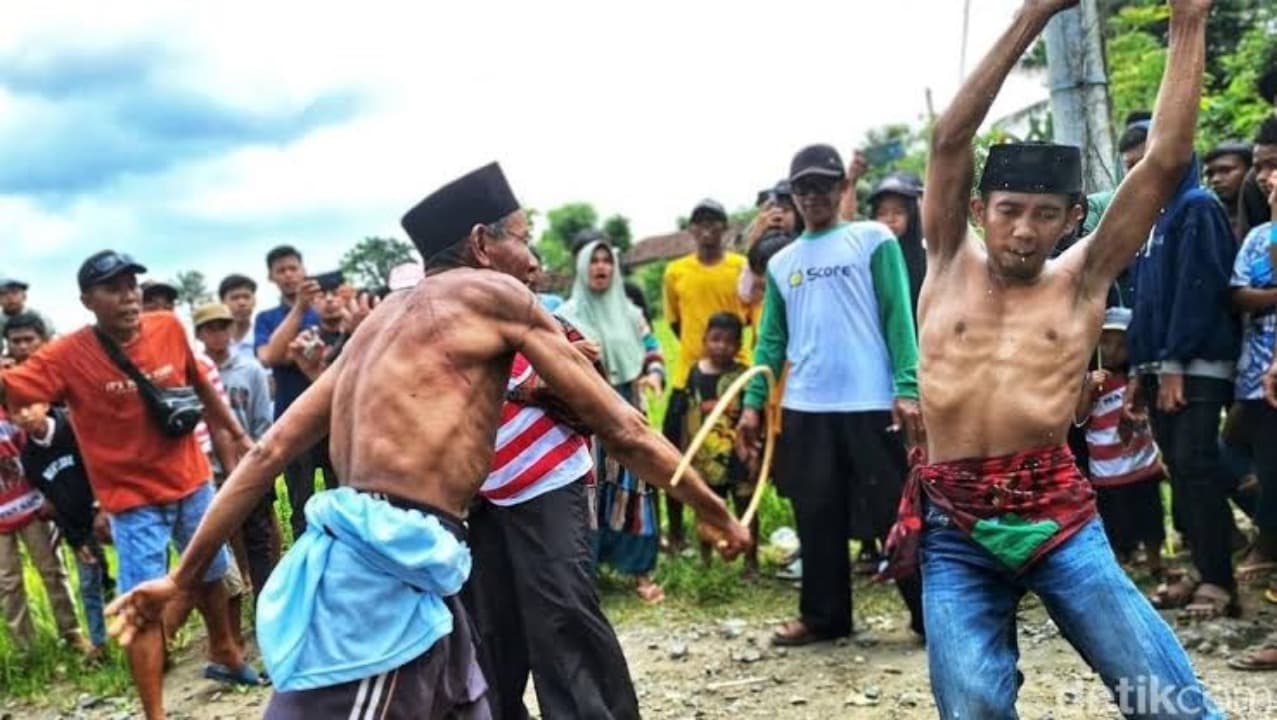 Tradisi Bertarung Untuk Meminta Hujan Dalam Masyarakat Jawa Timur
