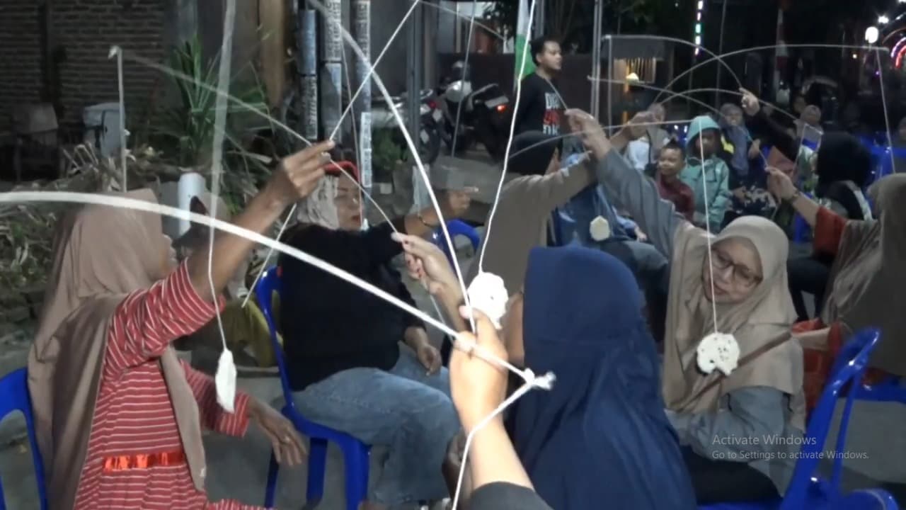 Aksi Lucu Protes Emak-Emak Tak Kunjung Menang di Lomba 17-an Berhadiah Sayur
