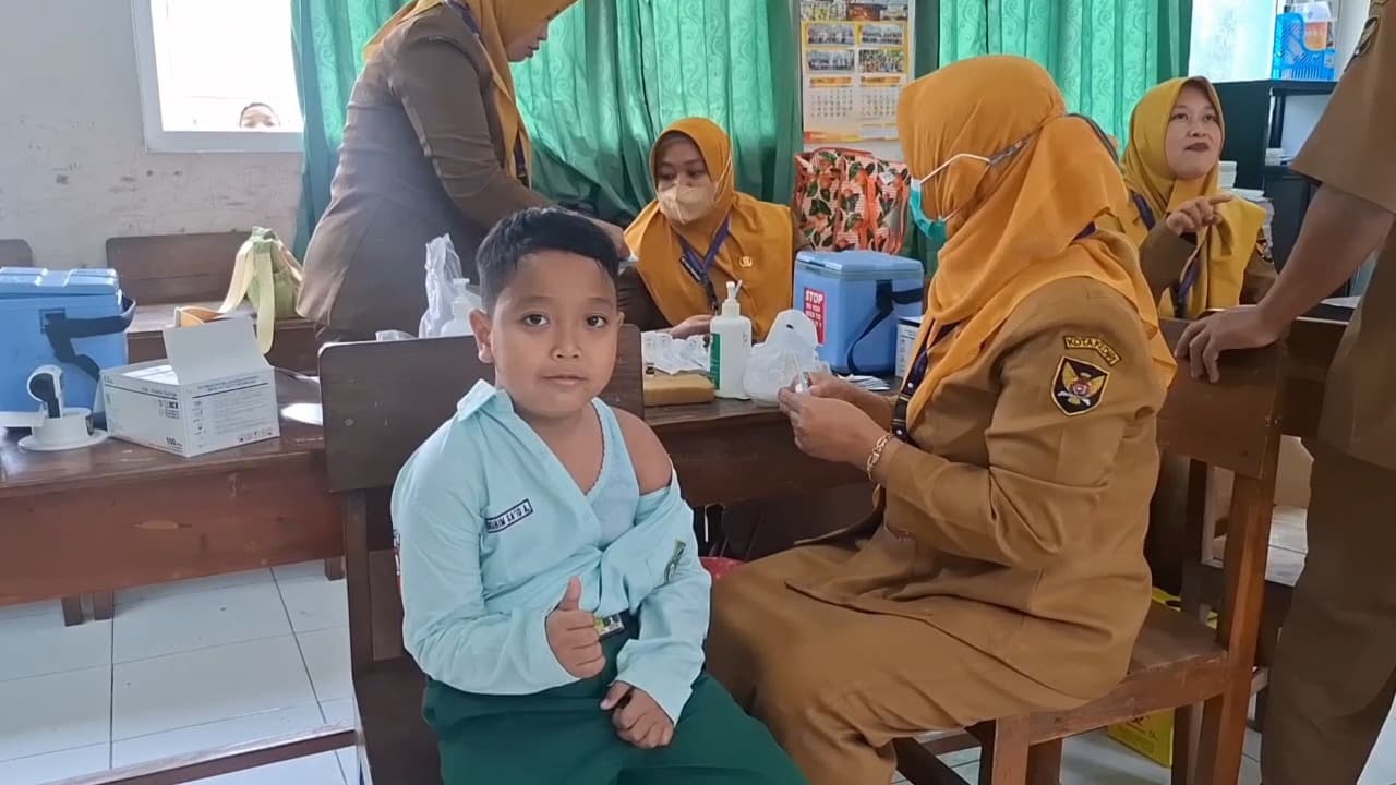 Kejar Cakupan Imunisasi, Dinkes Kota Kediri Vaksinasi Siswa SD dan MI