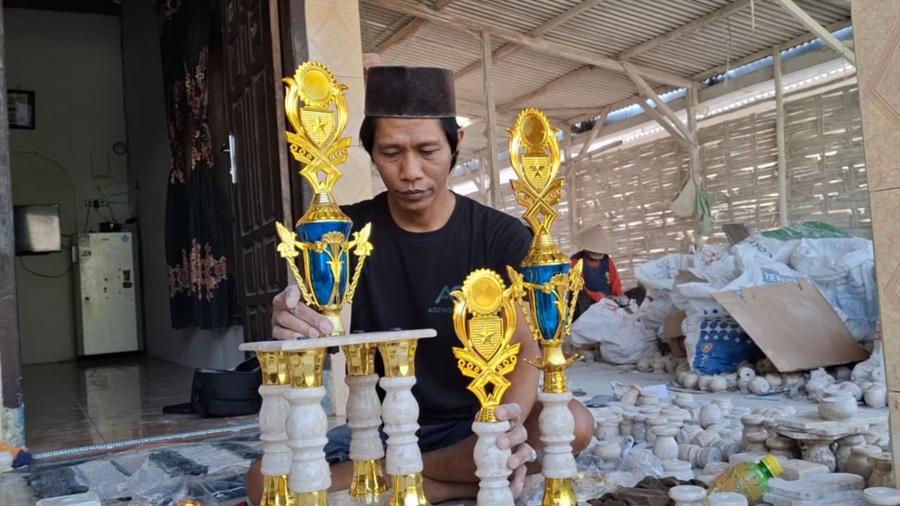 Berkah Bulan Kemerdekaan, Pesanan Trofi Marmer di Tulungagung Melonjak Dua Kali Lipat