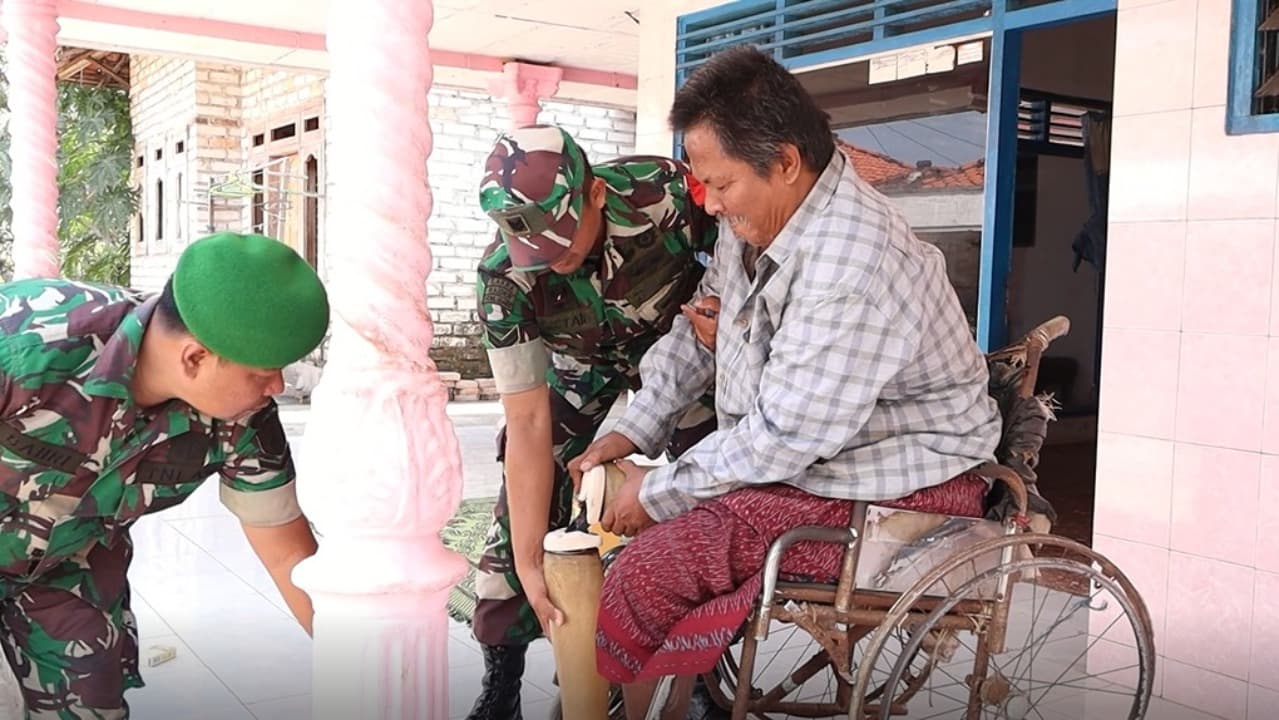 Gelar Program Bakti di Madura, TNI AD Berikan Bantuan Kaki Palsu Kepada Penyandang Disabilitas