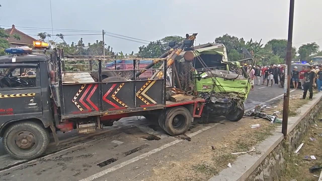 Hindari Motor, Pickup Oleng Tabrak Dump Truck di Babadan, Sopir Meninggal