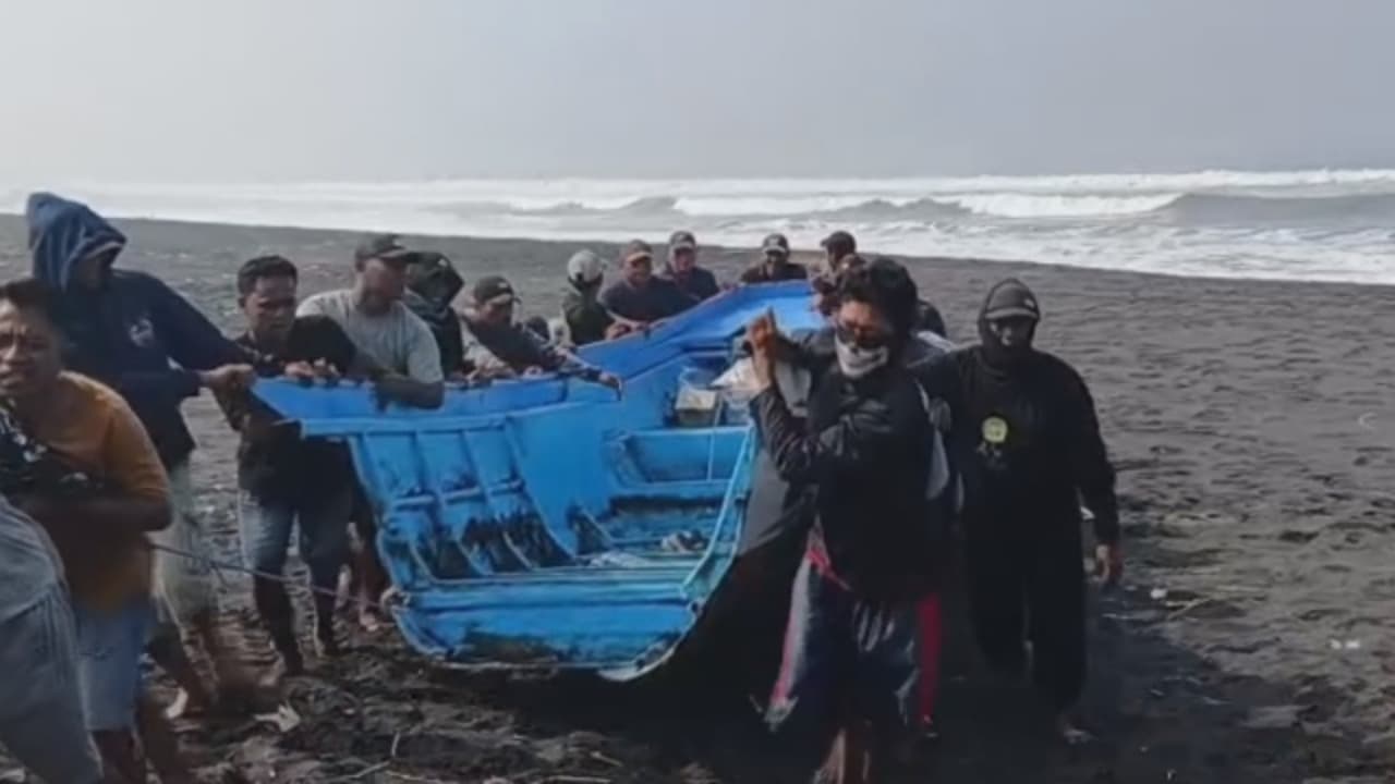 Perahu Dihantam Ombak, Satu Nelayan Meninggal