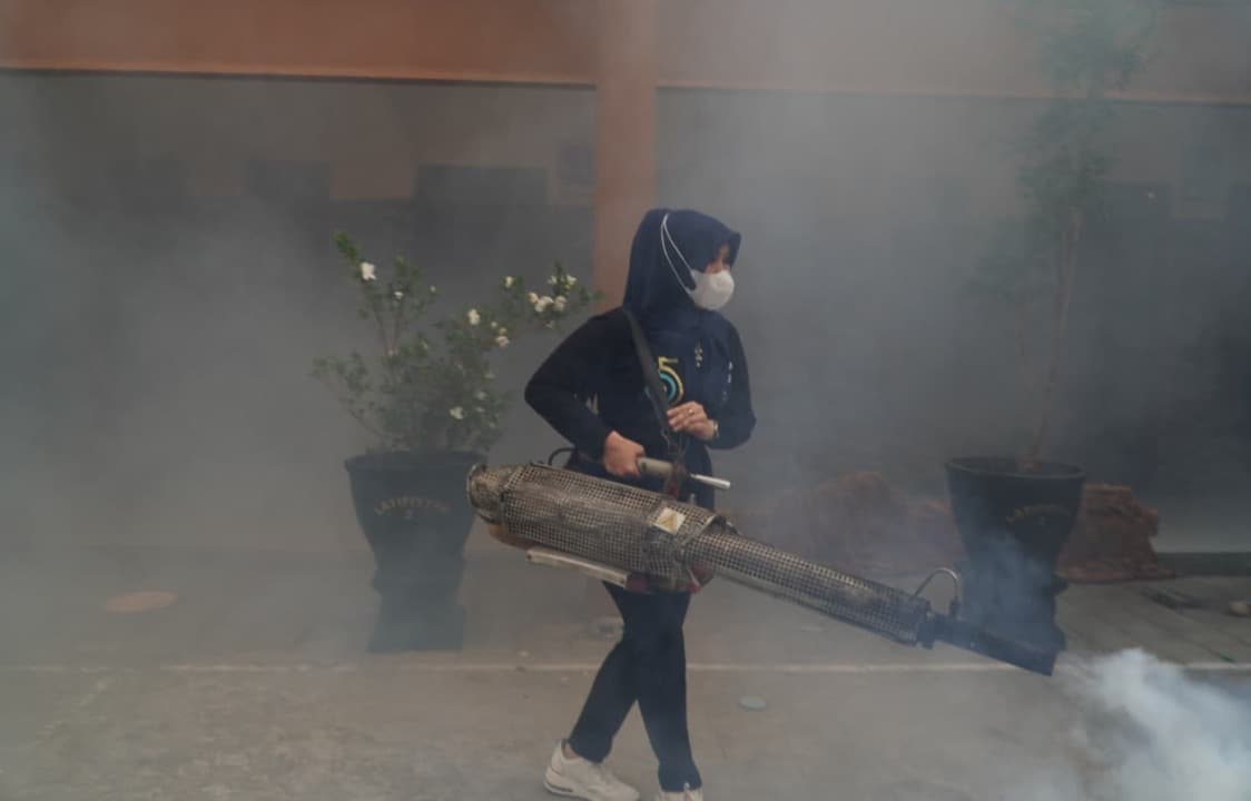 Jelang Muktamar ke-35 NU, Ning Lia Bantu Petugas Dinkes Lakukan Fogging di Ponpes Bahrul Ulum Jombang