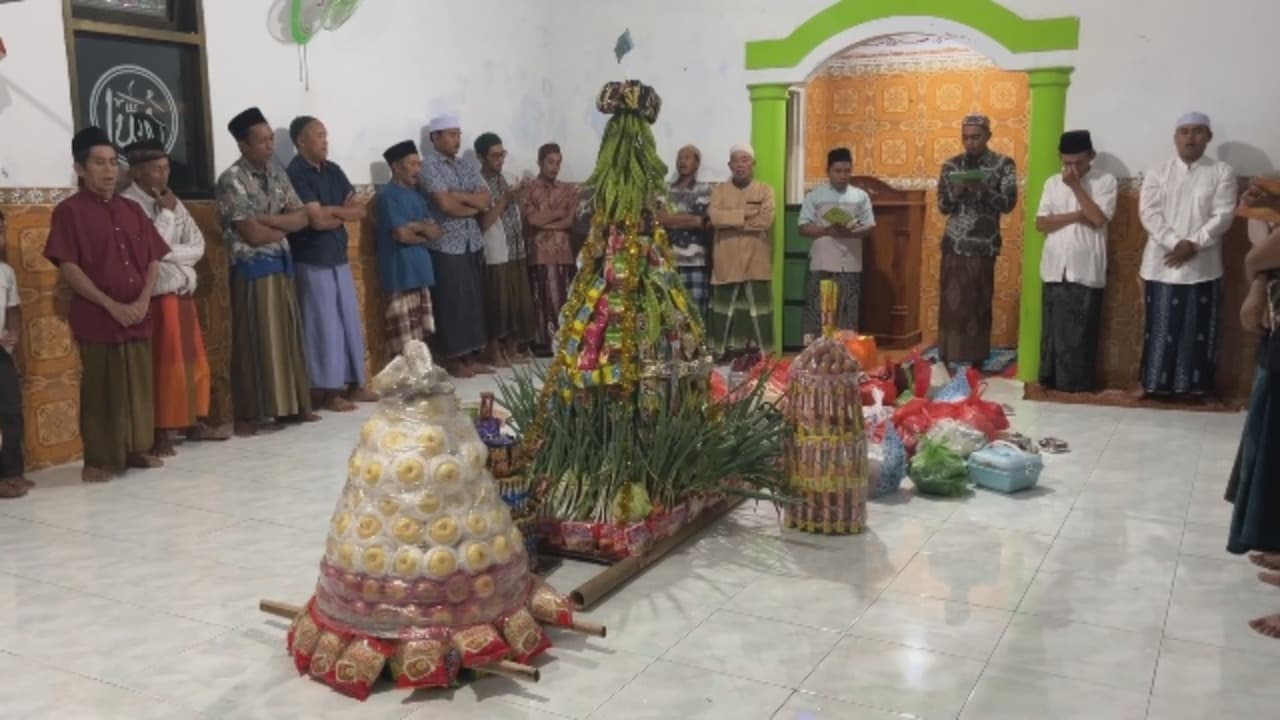 Tradisi Unik Maulid Nabi, Warga Berebut Gunungan