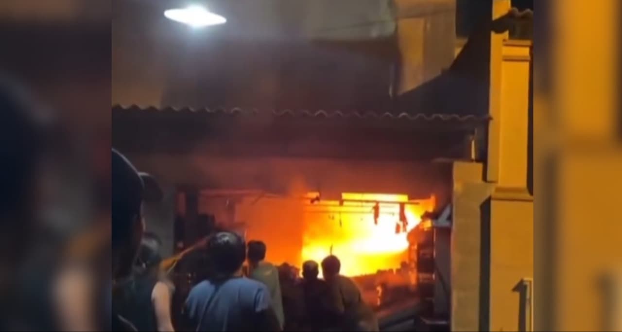 Pulang Maulid Nabi, Warga Pagerwojo Bahu Membahu Padamkan Api di Toko Sembako Milik Sudarsono