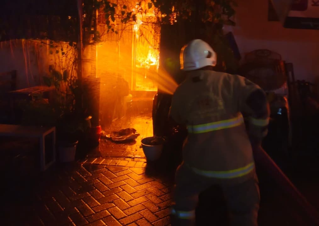 Rumah di Perkampungan Waringin Surabaya Ludes Terbakar, Mobil Ayla dan Motor Hangus