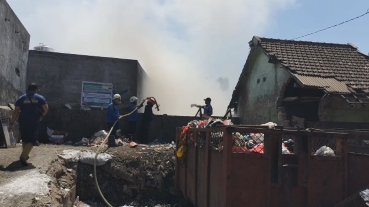 TPS Pasar Induk Terbakar, Api Nyaris Merembet