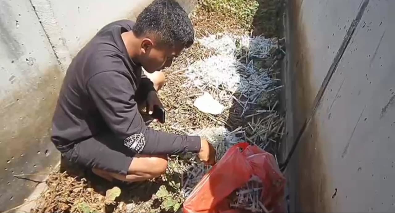 Geger Temuan Ribuan Jarum Suntik di Parit Tambak Sumur Sidoarjo, Diduga Limbah Medis Clinic