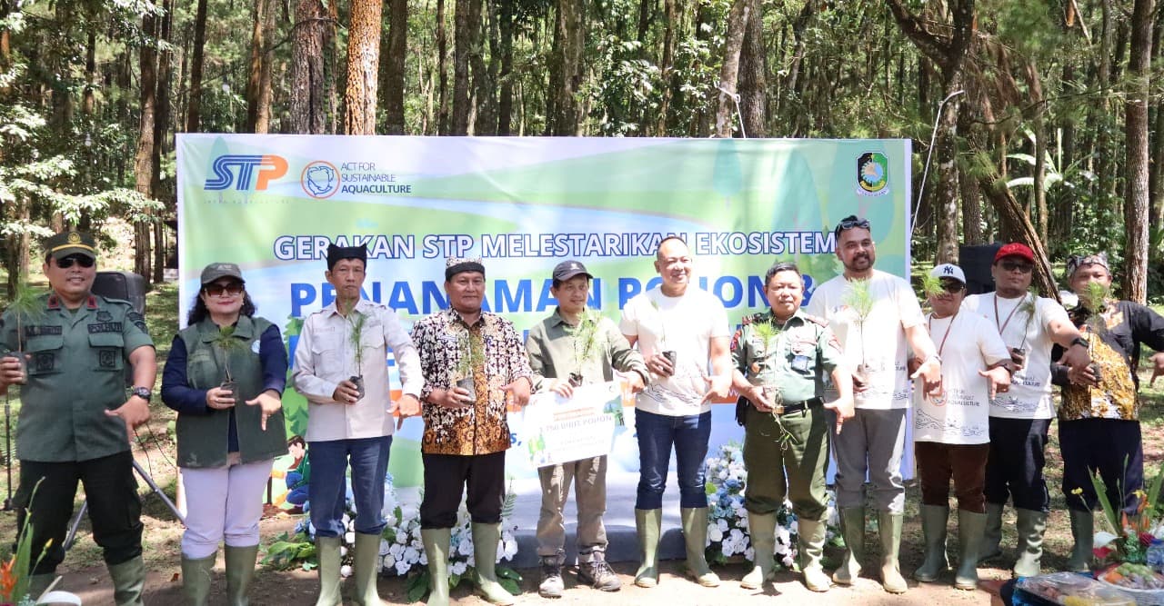 Wujud Komitmen Lingkungan, STP Tebar 50.000 Benih Ikan dan Tanam 3.750 Pohon Pinus di Banyuwangi